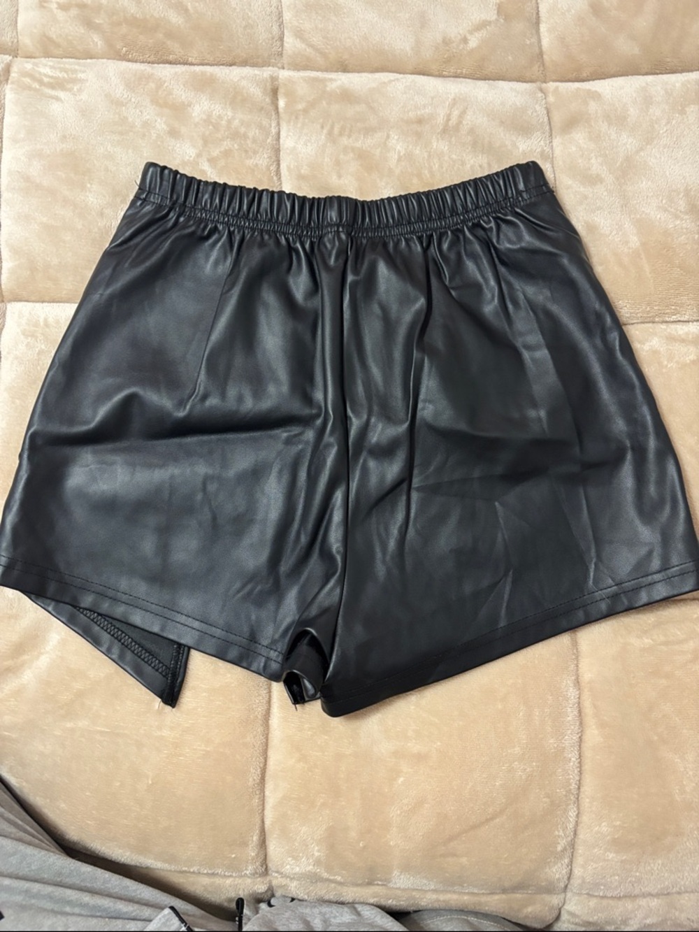 SHEIN Black Faux Leather Asymmetrical Skort with Zip Accent - Picture 3 of 3